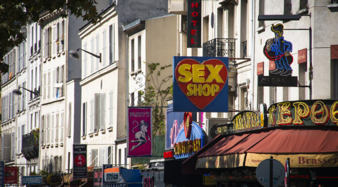 Illustration historique de la fermeture des maisons closes en France après la loi du 13 avril 1946, dite loi Marthe Richard.