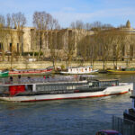 Illustration de la crise silencieuse qui touche la gestion de patrimoine, marquée par le vieillissement des clients et la baisse de la croissance organique.