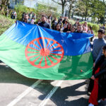Portrait symbolique de la communauté rom en Europe lors de la Journée internationale des Roms, illustrant la lutte pour l’égalité et les droits humains.