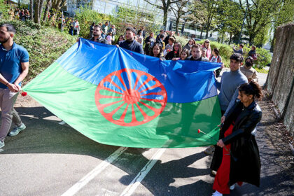 Portrait symbolique de la communauté rom en Europe lors de la Journée internationale des Roms, illustrant la lutte pour l’égalité et les droits humains.