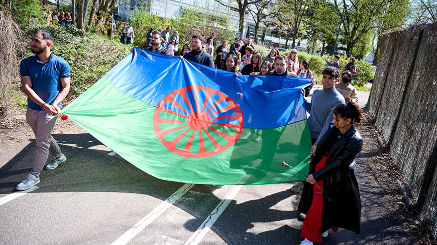 Portrait symbolique de la communauté rom en Europe lors de la Journée internationale des Roms, illustrant la lutte pour l’égalité et les droits humains.
