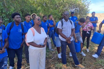 Participants en immersion dans une distillerie guadeloupéenne, découvrant les métiers de la filière canne–rhum dans le cadre du programme IYAWA Immersion RH.