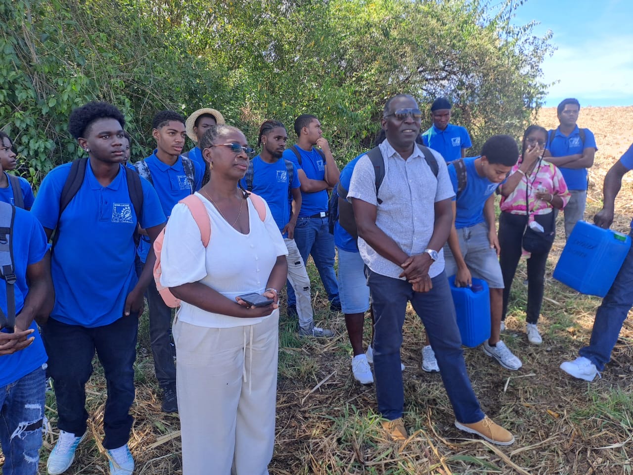 Participants en immersion dans une distillerie guadeloupéenne, découvrant les métiers de la filière canne–rhum dans le cadre du programme IYAWA Immersion RH.