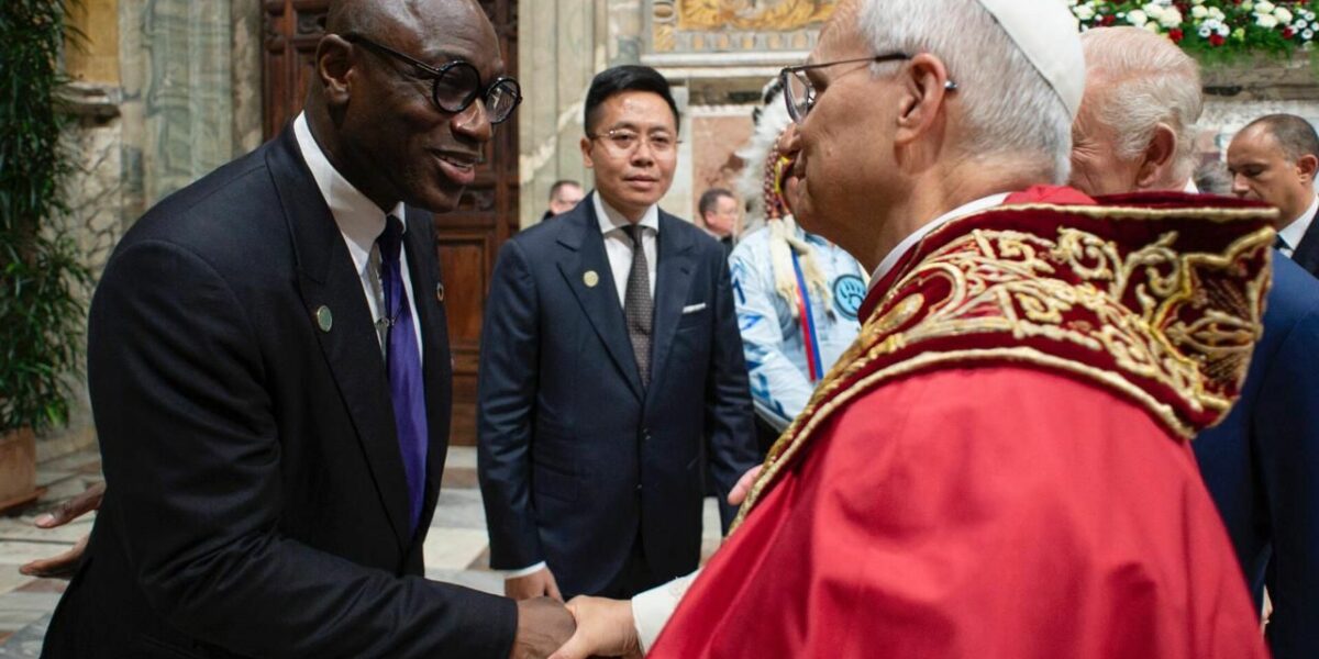 Le pape Léon XIV accueilli par des dirigeants africains, illustrant l’émergence du continent comme pilier de l’architecture financière mondiale.