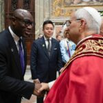 Le pape Léon XIV accueilli par des dirigeants africains, illustrant l’émergence du continent comme pilier de l’architecture financière mondiale.