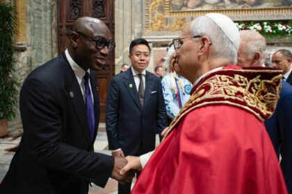 Le pape Léon XIV accueilli par des dirigeants africains, illustrant l’émergence du continent comme pilier de l’architecture financière mondiale.