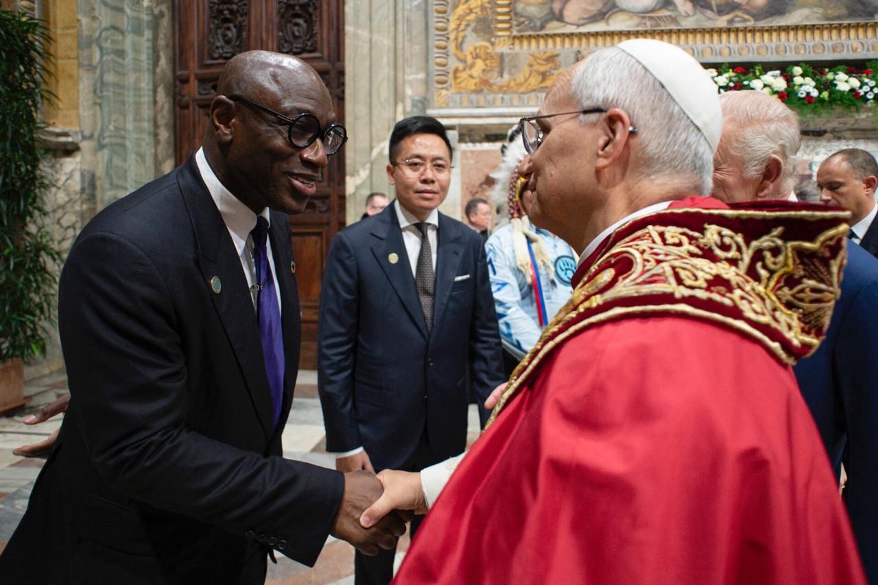 Le pape Léon XIV accueilli par des dirigeants africains, illustrant l’émergence du continent comme pilier de l’architecture financière mondiale.