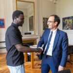 Thomas Cazenave remet la médaille de la Ville de Bordeaux à Muhamed Sabally pour son acte héroïque ayant permis de sauver une jeune femme de la noyade.