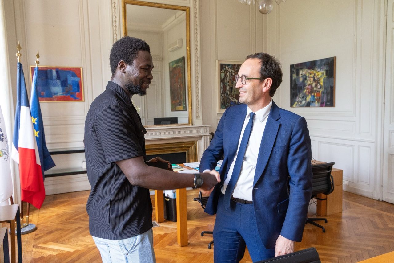Thomas Cazenave remet la médaille de la Ville de Bordeaux à Muhamed Sabally pour son acte héroïque ayant permis de sauver une jeune femme de la noyade.