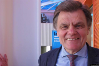 Portrait d’Alexandre Melnik, ancien diplomate soviétique devenu universitaire, illustrant son itinéraire entre Russie et France dans un contexte géopolitique en mutation.