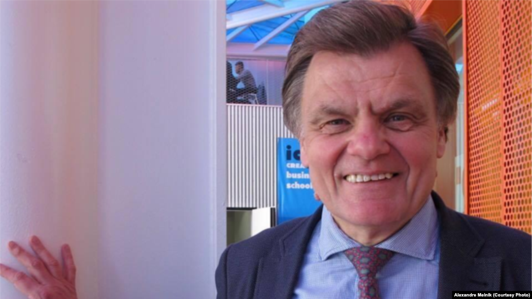 Portrait d’Alexandre Melnik, ancien diplomate soviétique devenu universitaire, illustrant son itinéraire entre Russie et France dans un contexte géopolitique en mutation.