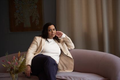 Portrait d’Anne‑Claude illustrant l’analyse de la loi 2026 supprimant l’agrément des formations CSE et appelant à la vigilance des entreprises.