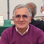 Portrait d’Henri Weill, historien et journaliste, spécialiste de la Légion étrangère, observant des légionnaires en entraînement.