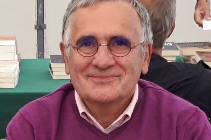 Portrait d’Henri Weill, historien et journaliste, spécialiste de la Légion étrangère, observant des légionnaires en entraînement.