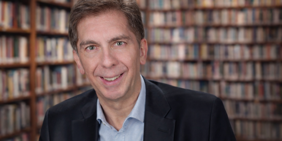 Portrait de Bertrand Martinot illustrant une interview économique sur la réforme des retraites en France