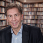 Portrait de Bertrand Martinot illustrant une interview économique sur la réforme des retraites en France