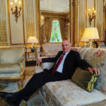 Portrait de Pierre Bontemps dans l’Hôtel de Montesquieu, illustrant la rénovation et le luxe confidentiel de cette adresse parisienne proche de Roland-Garros.