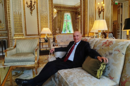 Portrait de Pierre Bontemps dans l’Hôtel de Montesquieu, illustrant la rénovation et le luxe confidentiel de cette adresse parisienne proche de Roland-Garros.