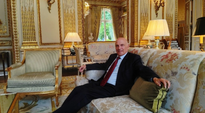 Portrait de Pierre Bontemps dans l’Hôtel de Montesquieu, illustrant la rénovation et le luxe confidentiel de cette adresse parisienne proche de Roland-Garros.