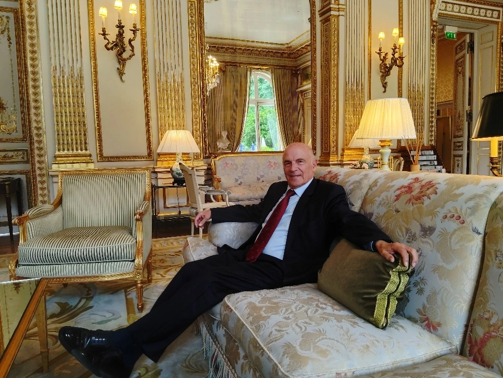 Portrait de Pierre Bontemps dans l’Hôtel de Montesquieu, illustrant la rénovation et le luxe confidentiel de cette adresse parisienne proche de Roland-Garros.