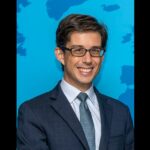 Portrait de Luis Vassy, diplomate français, nommé directeur de Sciences Po, incarnant renouveau et excellence académique.