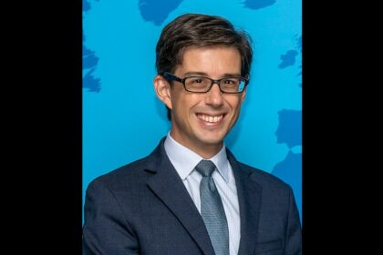 Portrait de Luis Vassy, diplomate français, nommé directeur de Sciences Po, incarnant renouveau et excellence académique.