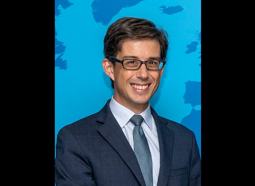 Portrait de Luis Vassy, diplomate français, nommé directeur de Sciences Po, incarnant renouveau et excellence académique.