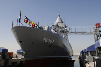 Illustration d’une vedette lance‑missiles Falaj 3 équipée des systèmes de combat naval Leonardo dans le cadre du programme Al Dorra.