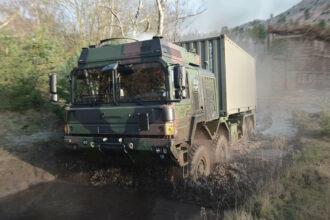 Camions militaires Rheinmetall UTF 4x4, 6x6 et 8x8 destinés à la Bundeswehr dans le cadre d’un contrat logistique majeur.
