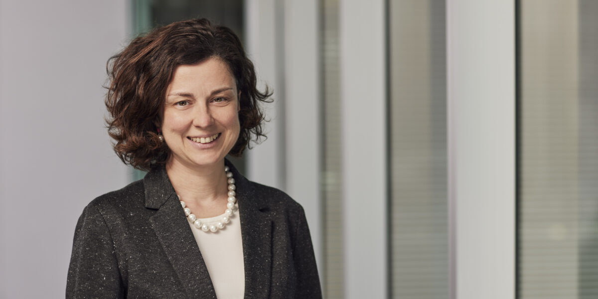 Portrait professionnel d’Ursula Marchioni, nouvelle responsable Multi‑Actifs et Solutions Conseil Europe chez Vanguard, illustrant son arrivée stratégique au sein du groupe.