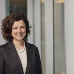 Portrait professionnel d’Ursula Marchioni, nouvelle responsable Multi‑Actifs et Solutions Conseil Europe chez Vanguard, illustrant son arrivée stratégique au sein du groupe.