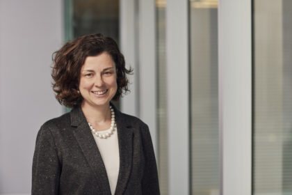 Portrait professionnel d’Ursula Marchioni, nouvelle responsable Multi‑Actifs et Solutions Conseil Europe chez Vanguard, illustrant son arrivée stratégique au sein du groupe.