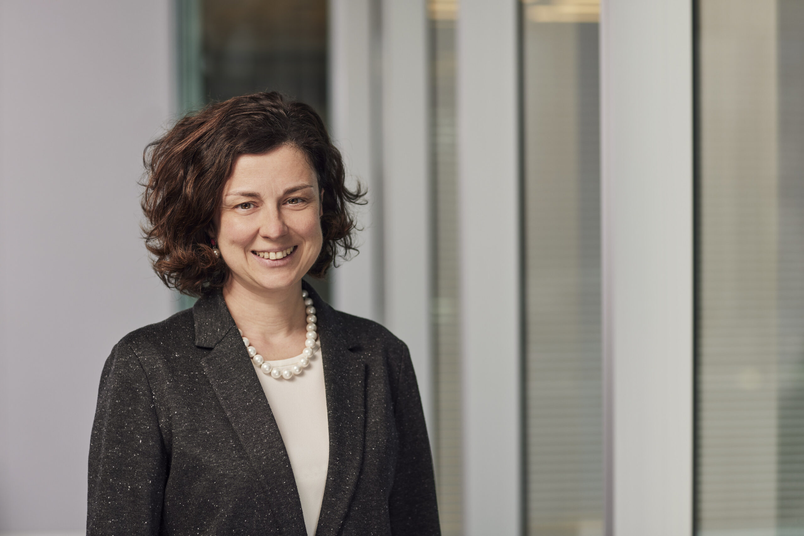 Portrait professionnel d’Ursula Marchioni, nouvelle responsable Multi‑Actifs et Solutions Conseil Europe chez Vanguard, illustrant son arrivée stratégique au sein du groupe.