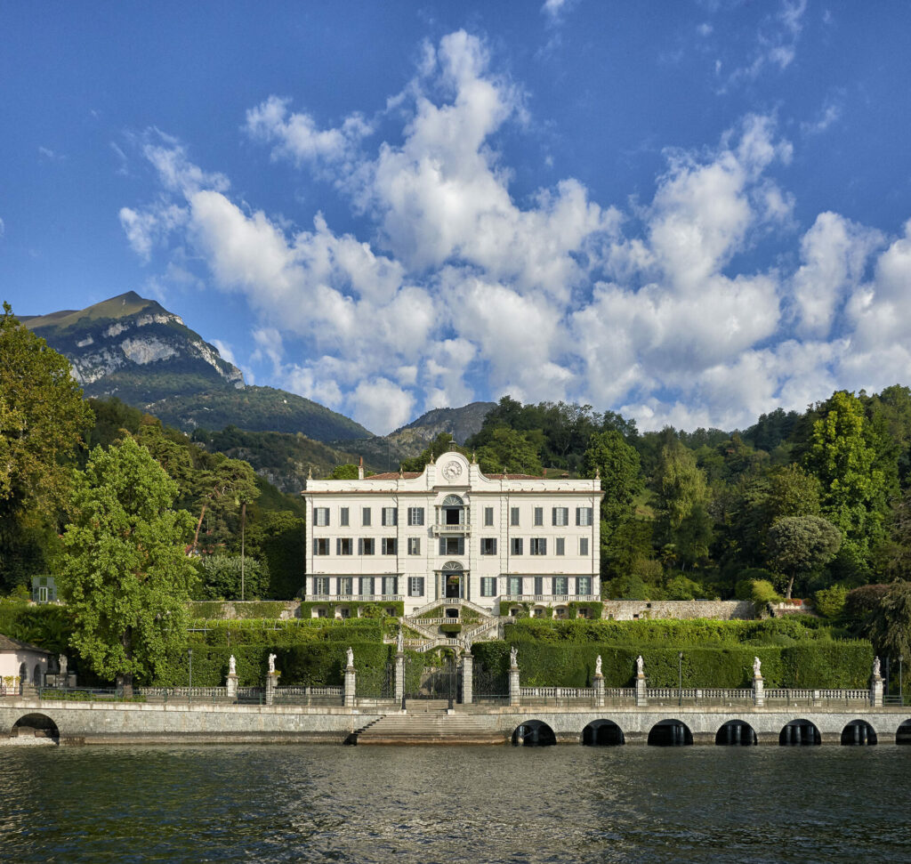 La Villa Carlotta se trouve sur les rives du lac de Côme. Construite à la fin du XVIIᵉ siècle, elle a été transformée au fil du temps par ses différents propriétaires. Aujourd’hui, elle est connue pour son grand jardin, ses vues sur le lac et ses œuvres d’art.