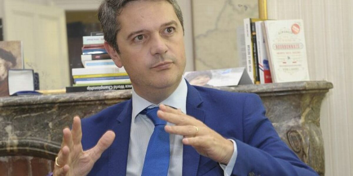 Franck Morel lors d’une intervention publique, exposant les thèses de son livre Le travail est la solution sur la place du travail en France.
