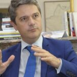 Franck Morel lors d’une intervention publique, exposant les thèses de son livre Le travail est la solution sur la place du travail en France.
