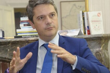 Franck Morel lors d’une intervention publique, exposant les thèses de son livre Le travail est la solution sur la place du travail en France.