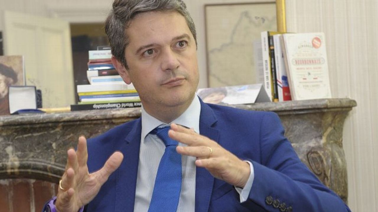 Franck Morel lors d’une intervention publique, exposant les thèses de son livre Le travail est la solution sur la place du travail en France.