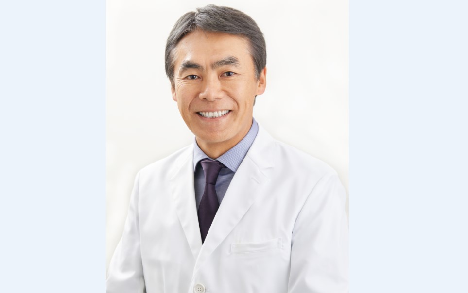 Photographie du Dr Toru Mizoguchi, médecin japonais reconnu, interviewé par le magazine VDA sur son parcours et la médecine orthomoléculaire.