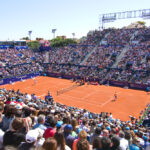 Vue du court Philippe‑Chatrier lors de Roland‑Garros 2026, illustrant les nouvelles installations, les services modernisés et l’ambiance du tournoi.
