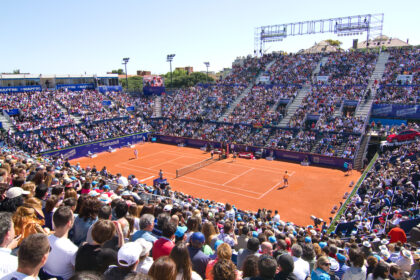 Vue du court Philippe‑Chatrier lors de Roland‑Garros 2026, illustrant les nouvelles installations, les services modernisés et l’ambiance du tournoi.