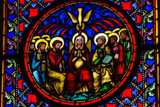 Représentation de la Pentecôte, avec les apôtres recevant les langues de feu symbolisant le Saint‑Esprit, événement fondateur de l’Église chrétienne.