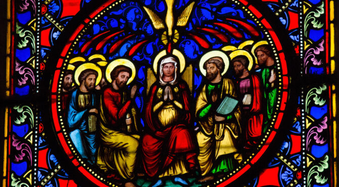 Représentation de la Pentecôte, avec les apôtres recevant les langues de feu symbolisant le Saint‑Esprit, événement fondateur de l’Église chrétienne.