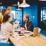 Un professionnel travaillant en freelance sur ordinateur, illustrant la transition du salariat vers le travail indépendant en France.