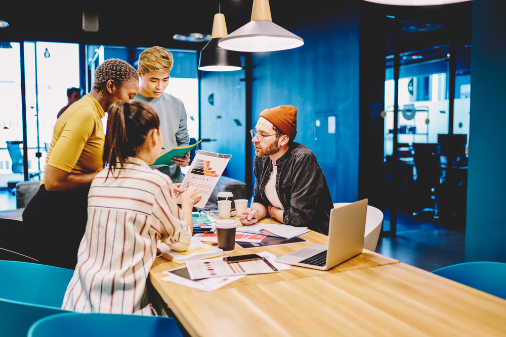 Un professionnel travaillant en freelance sur ordinateur, illustrant la transition du salariat vers le travail indépendant en France.