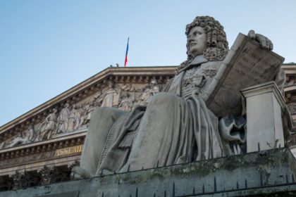 Députés à l’Assemblée nationale lors du vote de l’actualisation 2026 de la Loi de programmation militaire, illustrant les enjeux stratégiques du moment.