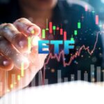 Illustration montrant un investisseur analysant un graphique d’ETF, symbolisant la simplicité, la diversification et le faible coût de ces fonds indiciels.