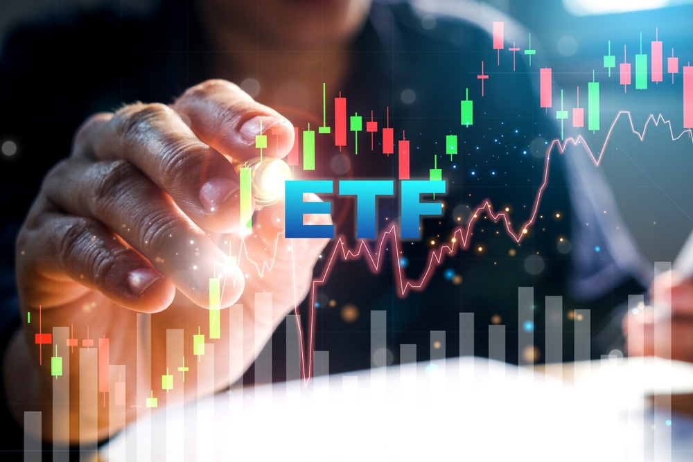 Illustration montrant un investisseur analysant un graphique d’ETF, symbolisant la simplicité, la diversification et le faible coût de ces fonds indiciels.