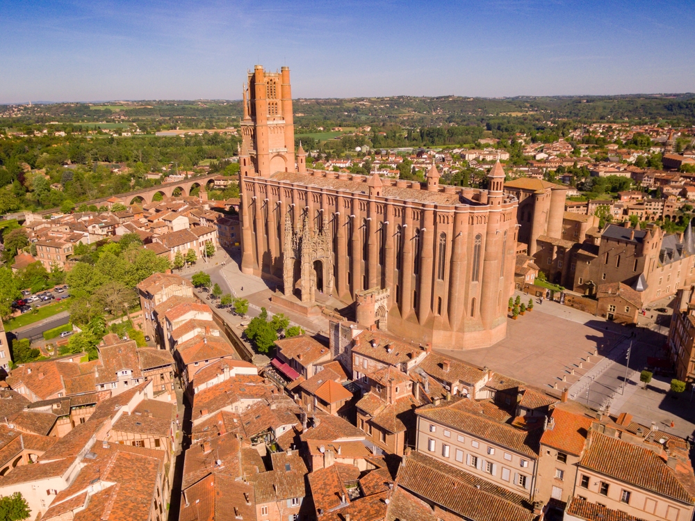 Scène illustrant le catholicisme social en France, entre engagement chrétien, mouvement ouvrier et doctrine sociale de l’Église.