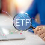 Illustration montrant un investisseur analysant des ETF, symbolisant les risques de diversification trompeuse, de volatilité et de mauvaise enveloppe fiscale.